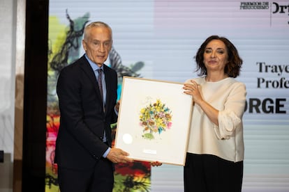 Jorge Ramos recibe el galardón a toda su trayectoria periodística de las manos de Pepa Bueno, directora de EL PAÍS.