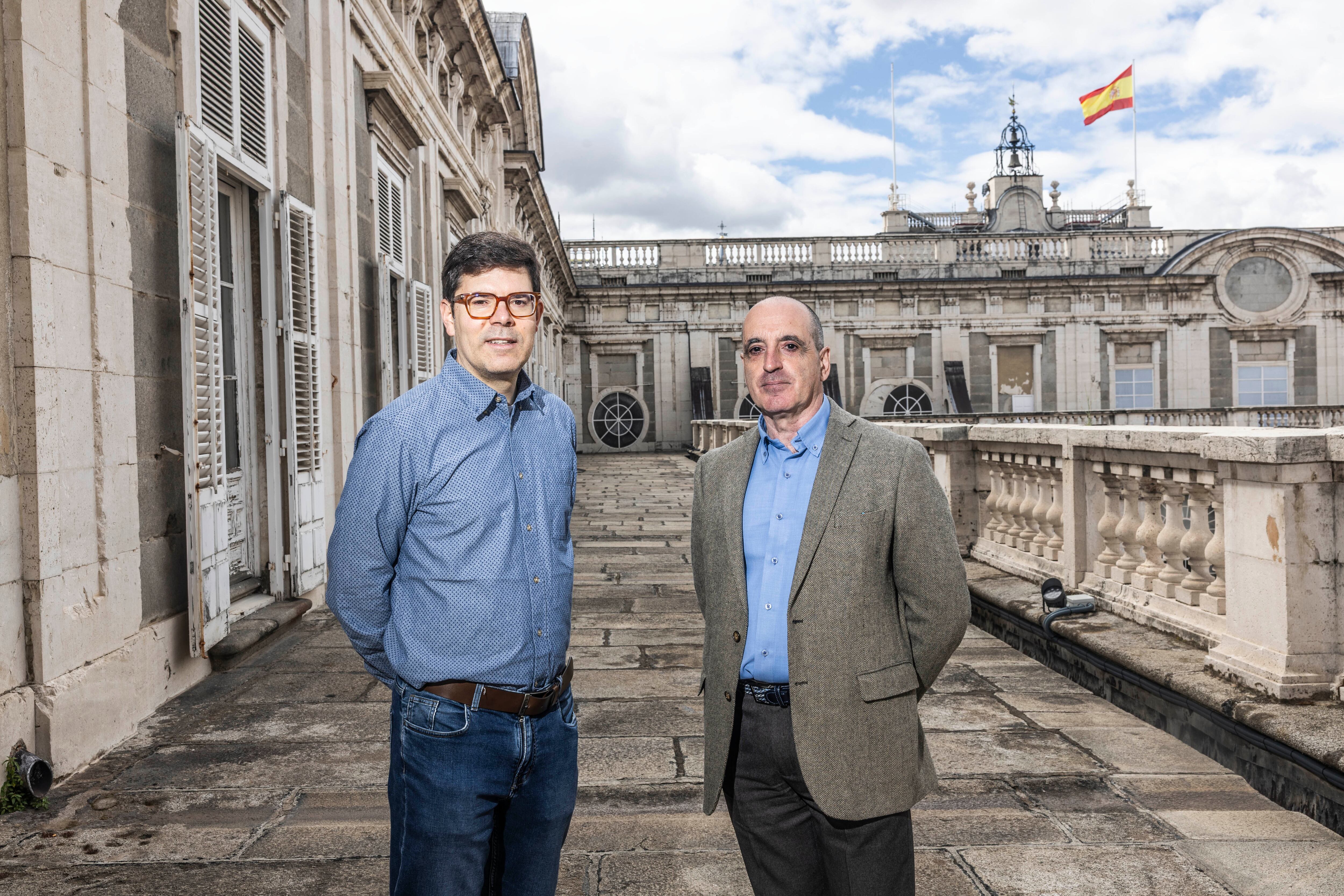 El subdirector del Archivo General de Palacio, Javier Fernández (izquierda), y el jefe del Servicio de Investigación Histórica de Patrimonio Nacional, José Luis Sancho, en una de las terrazas del Palacio Real, el 13 de mayo.