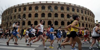 Corredores de una edición pasada del maratón de Valencia a su paso por la plaza de Toros. 