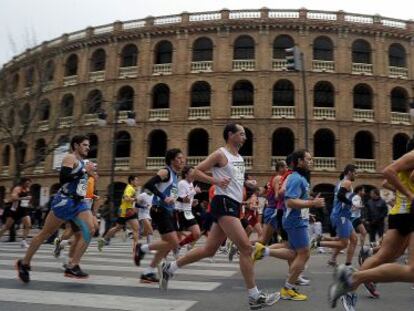 Corredores de una edición pasada del maratón de Valencia a su paso por la plaza de Toros. 