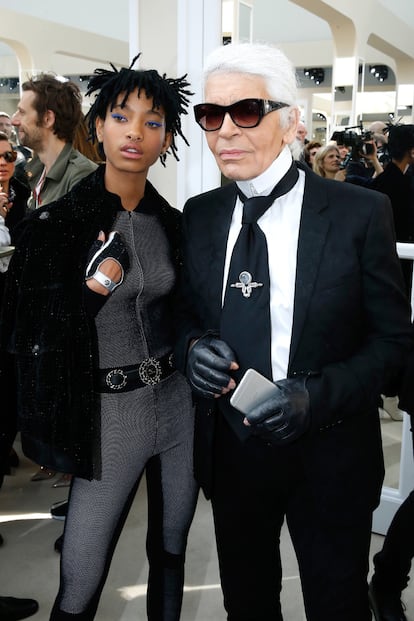 Willow Smith (15 años), embajadora de Chanel, junto a Karl Lagerfeld.