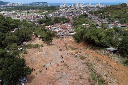 Um dos morros afetados pelo deslizamento no Guarujá, na Baixada Santista.