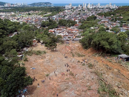 Um dos morros afetados pelo deslizamento no Guarujá, na Baixada Santista.