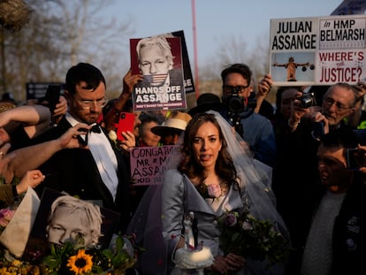 Stella Moris habla con medios y fans a la salida de la cárcel de Belmarsh, Londres, tras contraer matrimonio con Julian Assange, fundador de Wikileaks, el 23 de marzo de 2022.