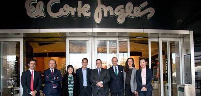 Víctor del Pozo, consejero delegado de El Corte Inglés, y Rodrigo Cipriani Foresio, director de Alibaba Group para el sur de Europa, con los equipos implicados de ambas compañías