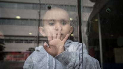 Cristal Flores, enferma de cáncer, en la sala de espera del Hospital Infantil de México.