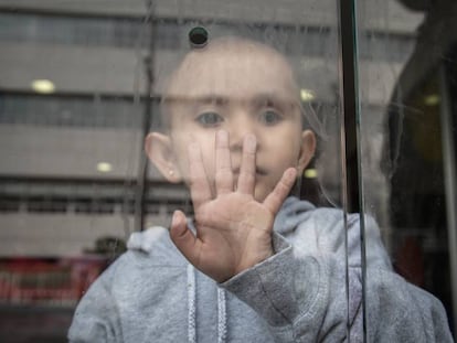 Cristal Flores, enferma de cáncer, en la sala de espera del Hospital Infantil de México.