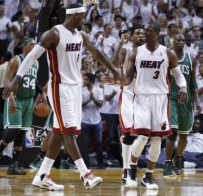LeBron y Wade se felicitan tras lograr el pase a la final.