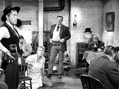 Lee Marvin en el papel de pistolero, James Stewart, arrodillado en el suelo, y John Wayne, en 'El hombre que mató a Liberty Valance'.