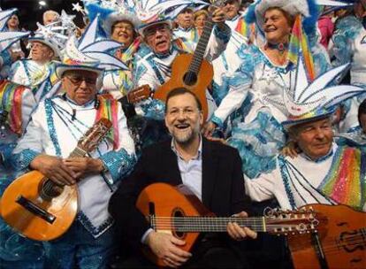 Rajoy posa con una rondalla de carnaval de La Laguna, integrada por una veintena de jubilados.