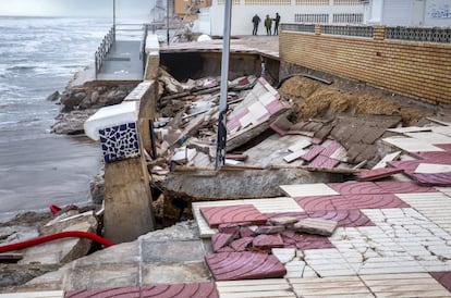 Así estaba el paseo del Perelló (Sueca, Valencia) dos después de la tormenta, que no se ha podido aún arreglar.