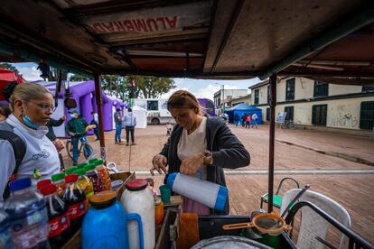 Kimberly atiende a una clienta en su puesto ambulante.