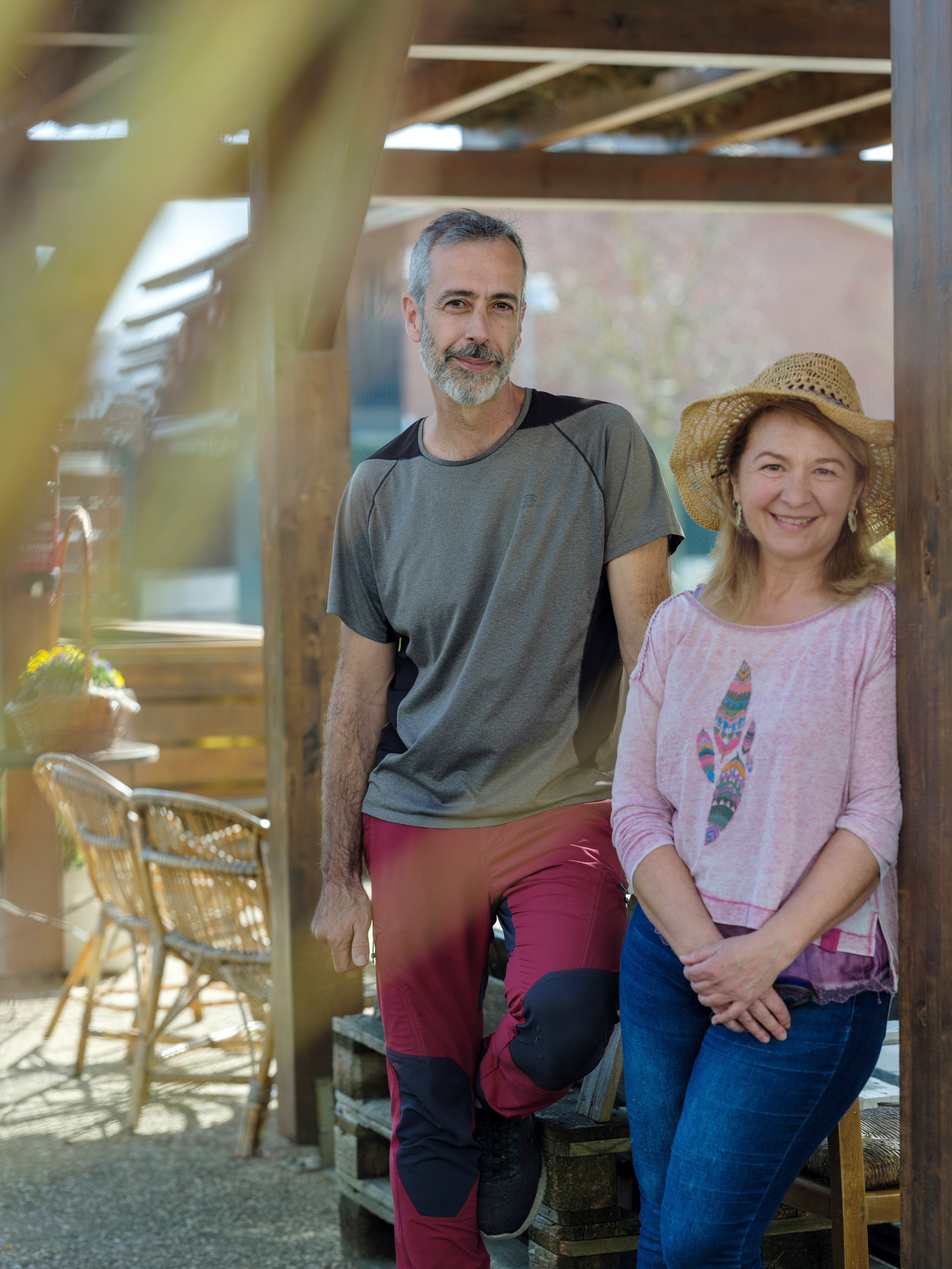 Óscar, tesorero de la asociación que gestiona la huerta vecinal, y su pareja, Lourdes.