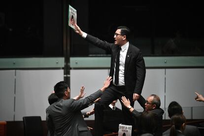 Lam Cheuk-ting, uno de los activistas prodemocracia arrestados, durante una protesta en el Consejo Legislativo en octubre de 2019.