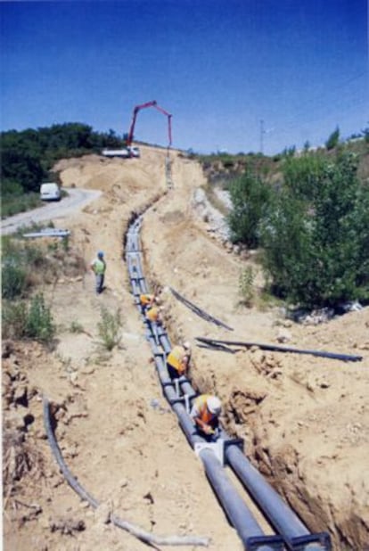 Un grupo de operarios trabajan en el soterramiento de la líneas de alta tensión de la interconexión
