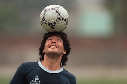 El genio argentino calienta con el balón durante un entrenamiento con la selección de su país en Ciudad de México en 1986, en el Mundial que ganó con Argentina.