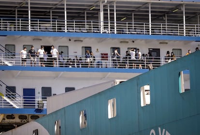 Llegada del ferri que transporta a los estudiantes de Mallorca que dieron negativo en covid, este jueves en el puerto de Valencia.