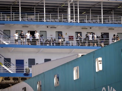 Students who tested negative for the coronavirus in Mallorca arrive by ferry to Valencia.