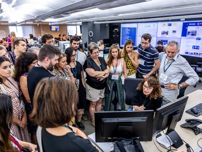 Un grupo de suscriptores visitaba la redacción de EL PAÍS durante la noche electoral del 23 de julio, en Madrid.