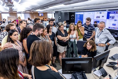 Un grupo de suscriptores visitaba la redacción de EL PAÍS durante la noche electoral del 23 de julio, en Madrid.