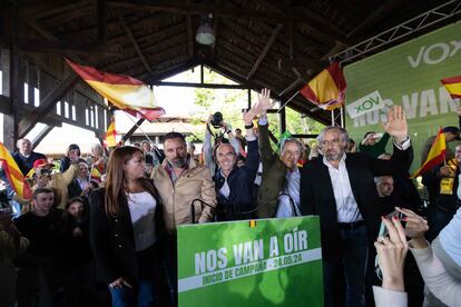 El líder de Vox, Santiago Abascal, junto a Jorge Buxadé, Hermann Tertsch y Juan Carlos Girauta, en el Museo del Pueblo de Asturias en Gijón, el 24 de mayo.