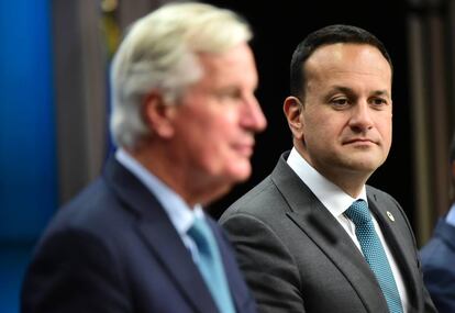 Michel Barnier, negociador jefe europeo del Brexit (izquierda), y Leo Varadkar,  Taoiseach  (primer ministro) irlandés.