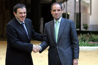 El líder del PSPV-PSOE, Joan Ignasi Pla, a la izquierda, y el presidente Camps, tras alcanzar el acuerdo.