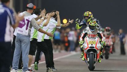 Rossi celebra la segunda posición montado en la moto de su compatriota el piloto Andrea Iannone