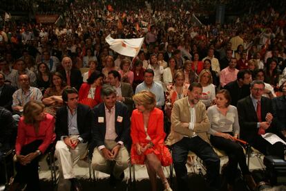 Primera fila de asistentes al mitin de cierre de campaña.