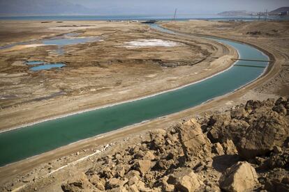 Un canal que conduce al Mar Muerto se observa en Israel.