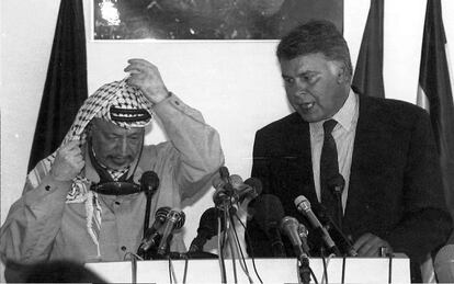 Felipe González, con el líder palestino Yasir Arafat en 1995.