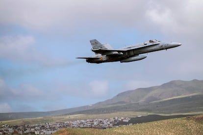 Un cazabombardero F-18 del Ejército del Aire despega de la base de Gando, en Gran Canaria, en 2016.