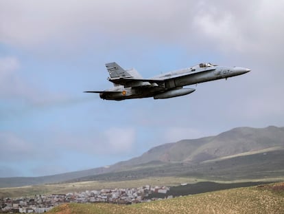 Un cazabombardero F-18 del Ejército del Aire despega de la base de Gando, en Gran Canaria, en 2016.