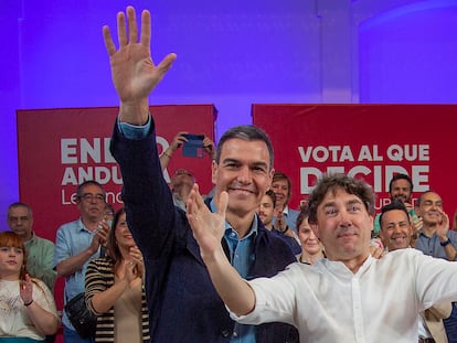 Pedro Sánchez y Eneko Andueza, el 13 de abril en el mitin central de campaña de los socialistas, en San Sebastián.