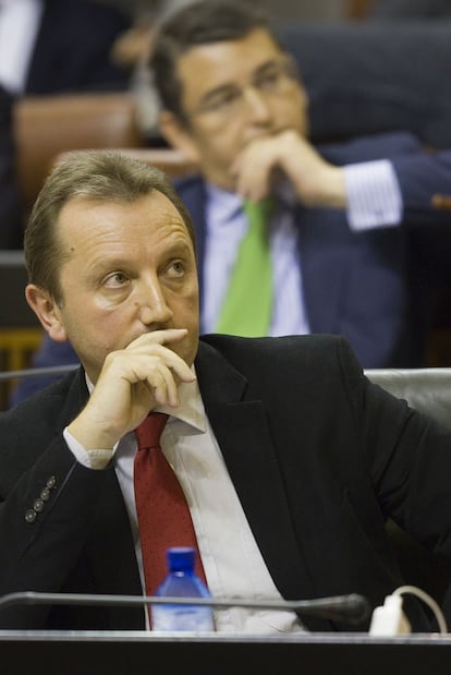 Manuel Recio y Antonio Sanz (detrás), en un momento del debate.