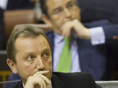 Manuel Recio y Antonio Sanz (detrás), en un momento del debate.