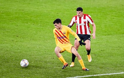 Pedri controla el balón ante Capa en el partido entre el Athletic y el Barcelona en San Mamés.