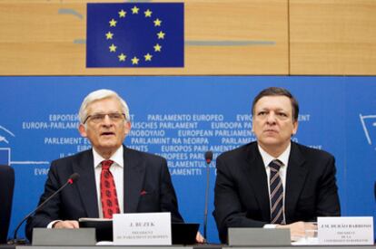 El presidente del Parlamento Europeo, Jerzy Buzek (izquierda), y el presidente de la Comisión, José Manuel Durão Barroso, ayer en Estrasburgo.