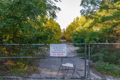 Valla de acceso al antiguo cuartel de Monte la Reina, en Toro (Zamora), abandonado desde 1997.