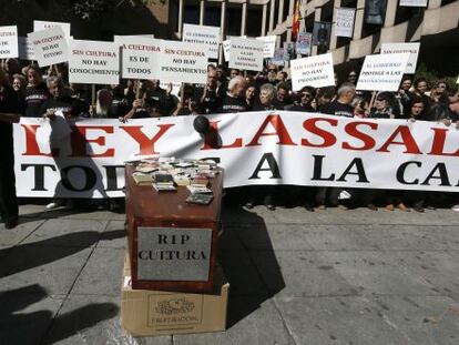 Manifestaci&oacute;n de representantes de la cultura contra la ley Lassalle, el martes en Madrid.