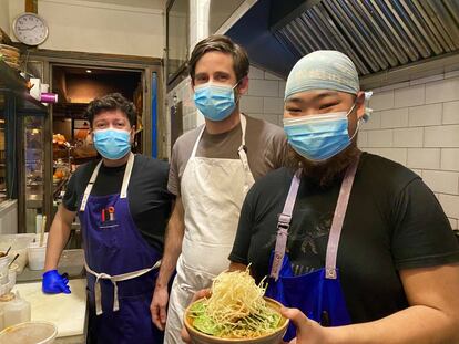 Jhon Husby, con su equipo de cocina en Chuka Ramen Bar. J. C. CAPEL