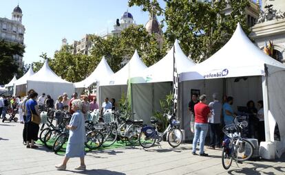 El servicio de Valenbisi o la Empresa Municipal de Transportes (EMT) tienen espacio propio en la feria de la movilidad sostenible. 