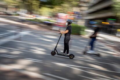 Usuarios de patinetes eléctricos en el paseo de Sant Joan de Barcelona, en una imagen de archivo.