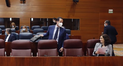 La presidenta de la Comunidad de Madrid, Isabel Díaz Ayuso, conversa con el vicepresidente, Ignacio Aguado, en la Asamblea de Madrid el 29 de abril