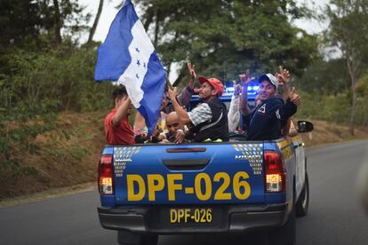 A mudança de paradigma foi notada no comportamento da última caravana migrante, formada na terça-feira (14/01) em San Pedro Sula, a segunda maior cidade de Honduras. Na imagem, feita no dia 16 de janeiro, a polícia guatemalteca transfere migrantes hondurenhos para o posto de fronteira Agua Caliente para realizar o processo de imigração que lhes permite permanecer legalmente na Guatemala.