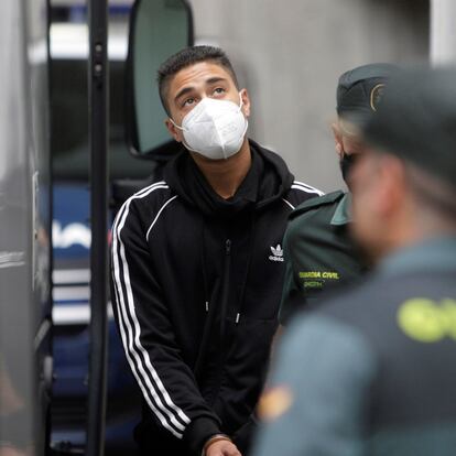 A CORUÑA, 05/08/2021.- Uno de los tres varones mayores de edad encarcelados como presuntos autores de la agresión que acabó con la vida de Samuel Luiz sale del edificio de los juzgados de A Coruña, conducido por agentes de la Guardia Civil al autobús que lo trasladará a la prisión de Teixeiro. EFE/ Cabalar