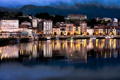 Esta imagen del puerto de Ribadesella (Asturias) la envió José Manuel Rodríguez: "La niebla de la noche desciende sobre las colinas que rodean Ribadesella, las luces se reflejan en la bahía, es la misma niebla y los mismos reflejos, que durante muchos veranos de vacaciones asombraron a Leticia Ortiz, la niña ovetense que pronto se hizo mujer, la mujer que se transformó en periodista, la periodista que se enamoró de un príncipe y se convirtió en princesa, la princesa que se coronó reina….La Reina de España, nuestra Reina....".