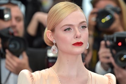 Detalle del maquillaje y los pendientes de Chopard de Elle Fanning.