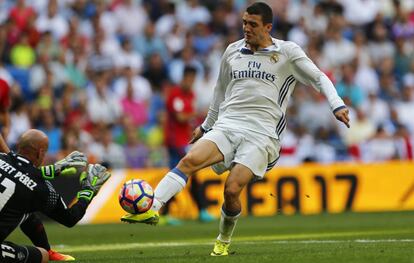 Mateo Kovacic remata a puerta durante el partido contra Osasuna.