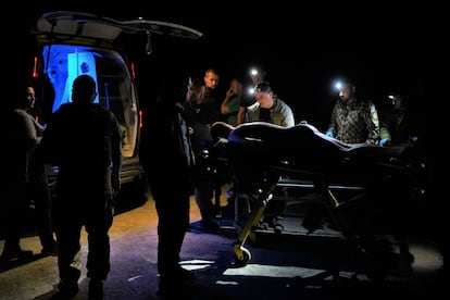 Llegada en plena noche de un herido a un hospital improvisado a unos kilómetros del frente de Zaporiyia. 
